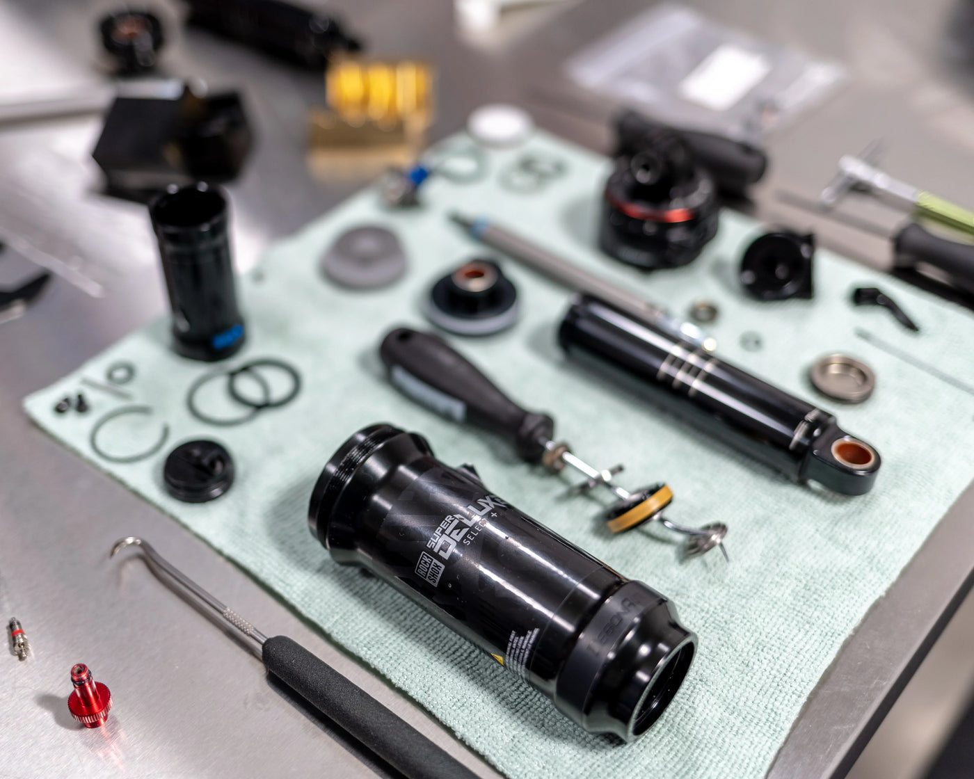 RockShox dämpare isärplockad, verktyg och reservdelar för MTB underhåll