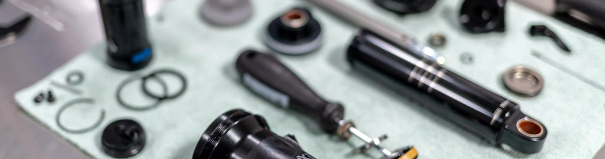 RockShox Super Deluxe cykelfjädring med reservdelar och verktyg för cykelreparation