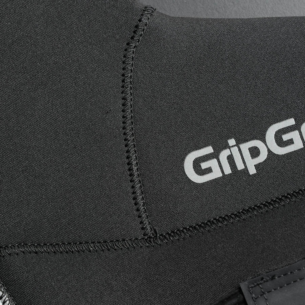 GripGrab svart neopren skoöverdrag med synlig söm och logotyp