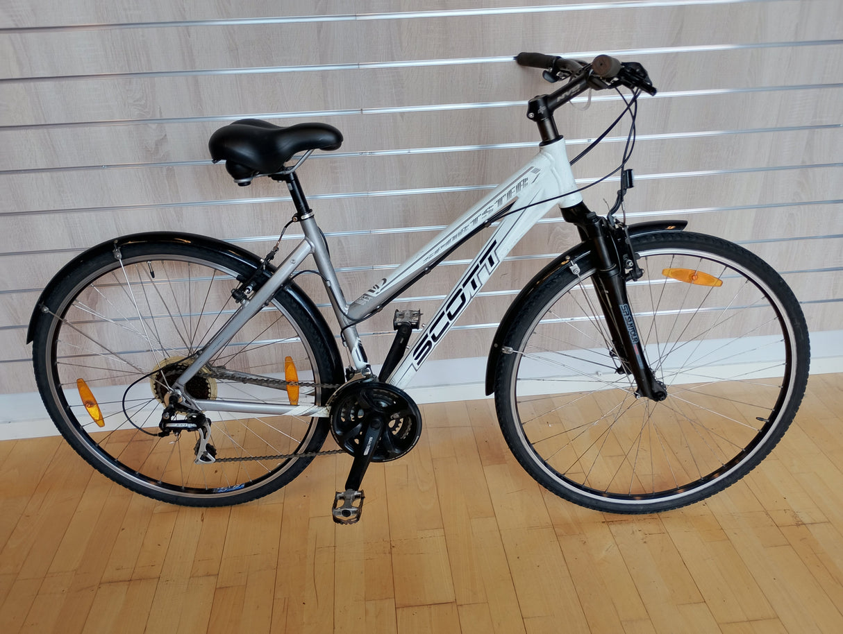 Scott damcykel vit med svarta detaljer, stänkskärmar, framgaffel och reflexer