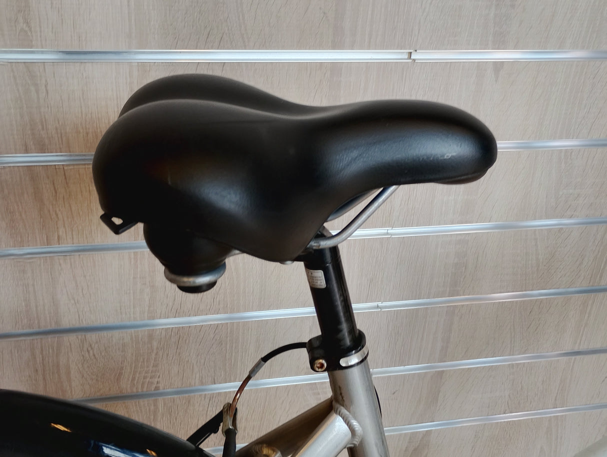 cykelsadel svart på silver sadelstolpe, herrcykel, komfort