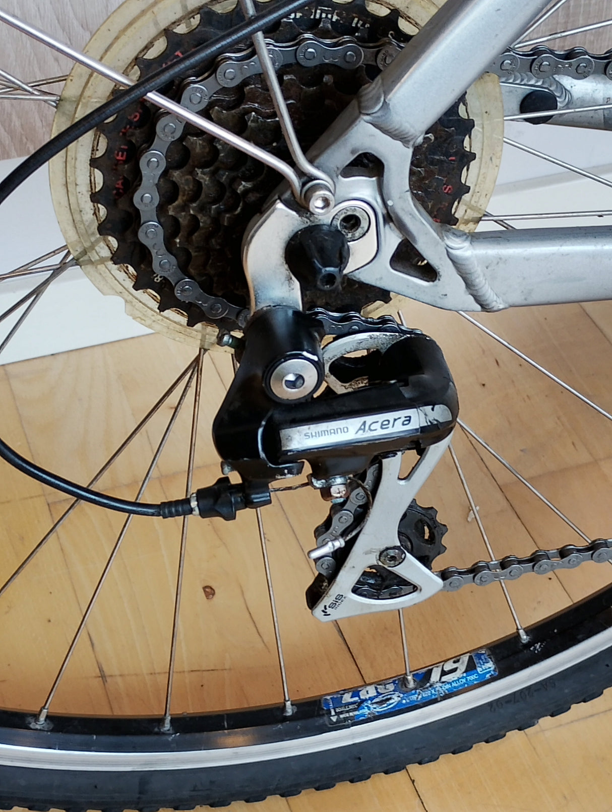 Shimano Acera växelförare på cykel bakhjul, kassett och kedja synliga