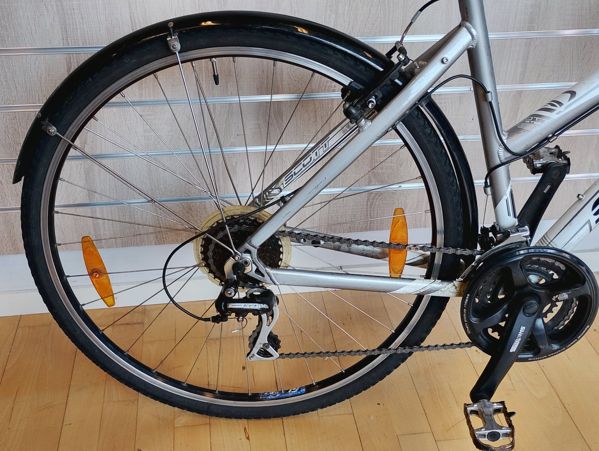 Bakre delen av silverfärgad cykel med växlar, kedja och stänkskärm, Shimano komponenter