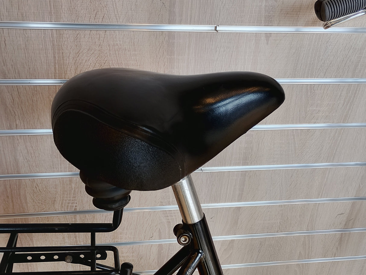 svart cykelsadel med fjädring och stålstolpe, ergonomisk design