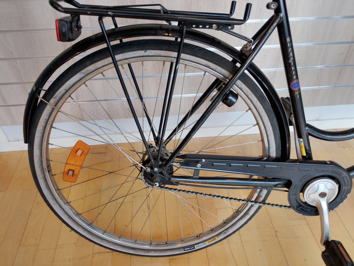 svart cykel bakhjul med ekerskydd, kedjeskydd och pakethållare