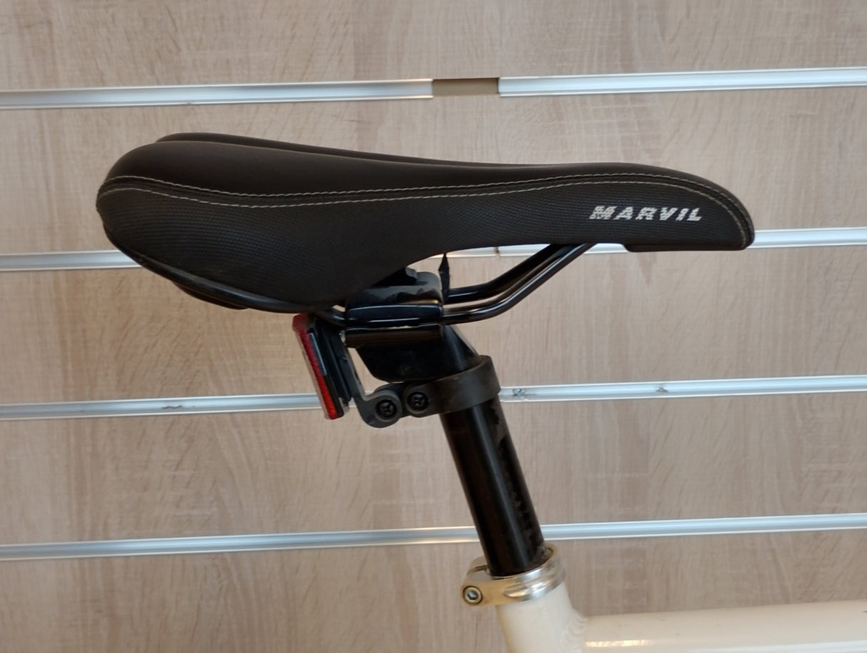 Marvil cykelsadel svart med röd reflex på sadelstolpe