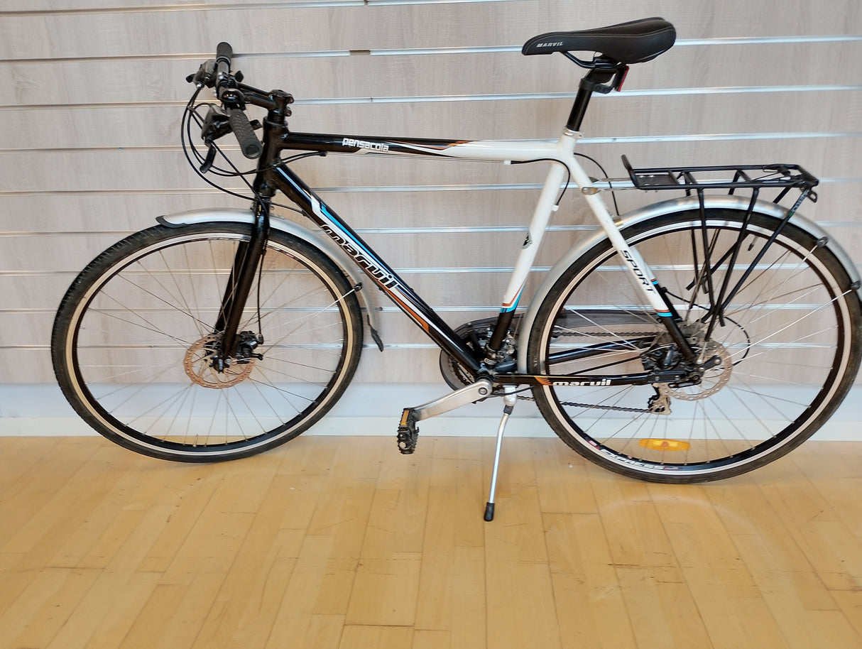 Svart och vit Marvil hybridcykel med pakethållare och skivbromsar