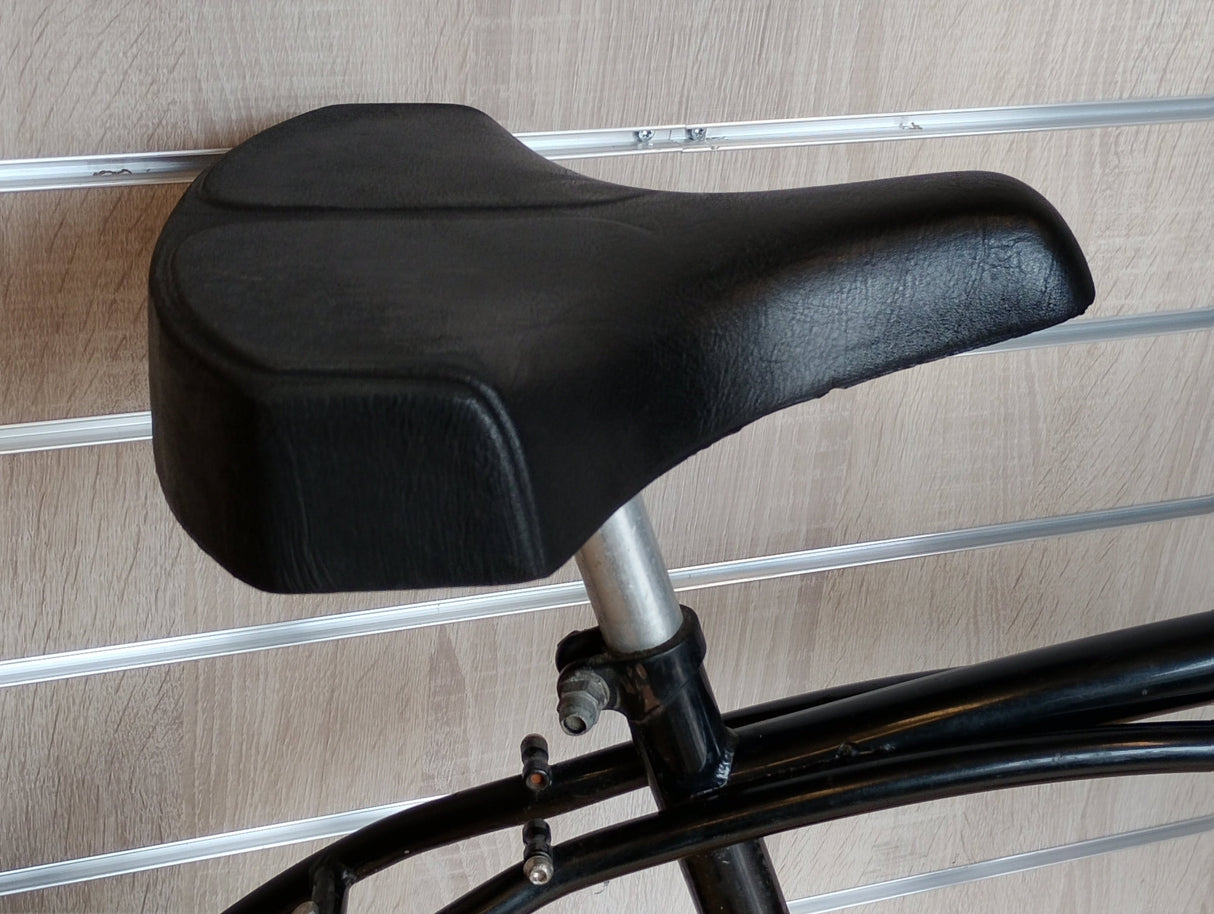 Svart sadel till cykel, tjock och bekväm, monterad på cykelram och sadelstolpe