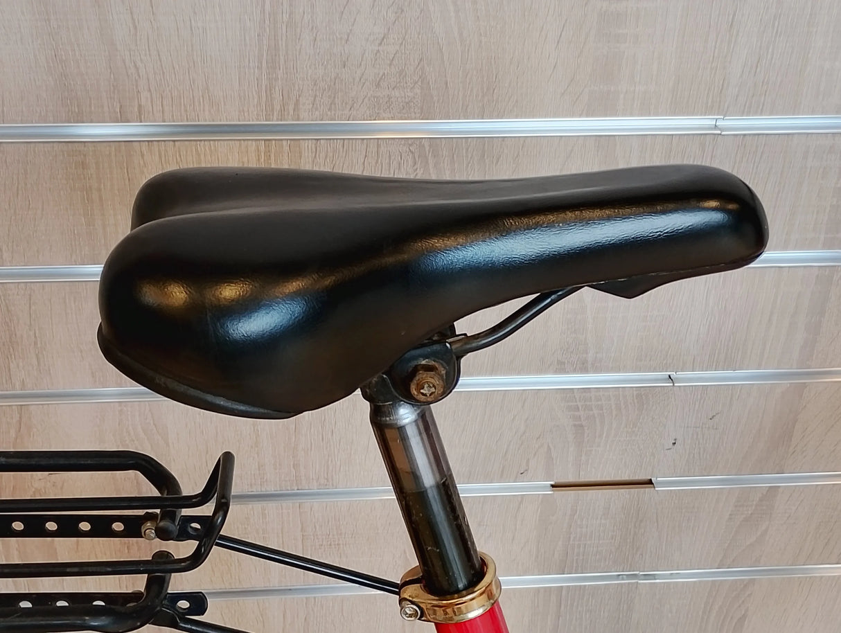 cykelsadel svart, cykelsits och cykelstolpe i närbild