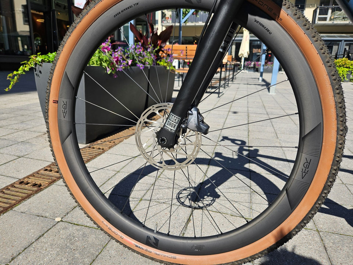 Gravelcykel framhjul med breda Schwalbe G-One däck och Reynolds kolfiberfälg