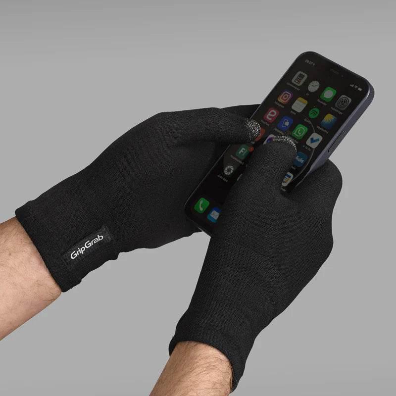 svarta touchscreen-vantar GripGrab används på smartphone