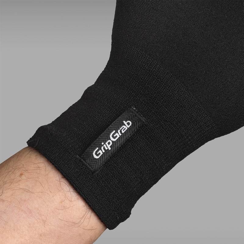 GripGrab svart cykelhandske på arm med synlig logotyplabel.