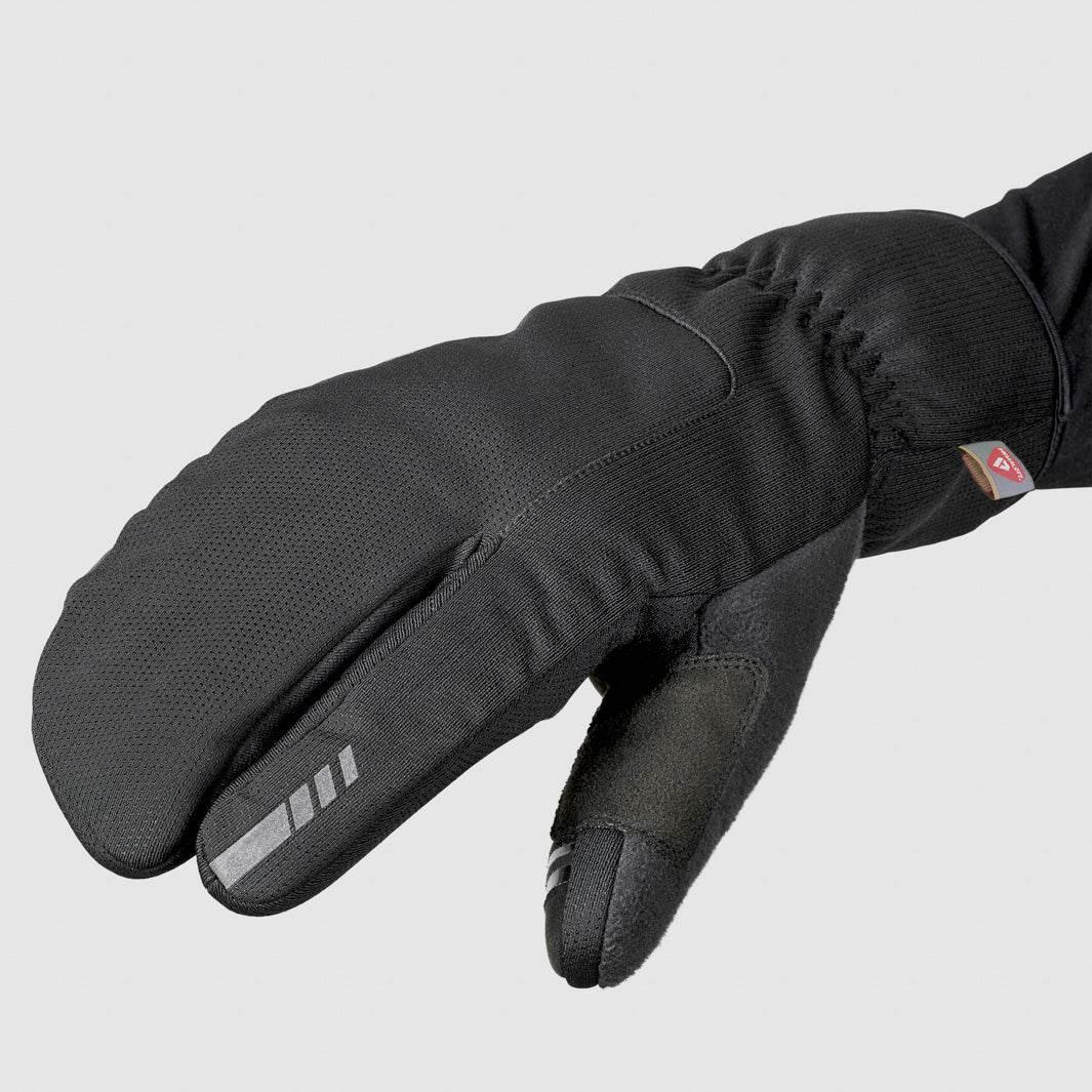 Svart trefingervante med reflekterande detaljer och ergonomisk design för vinterbruk