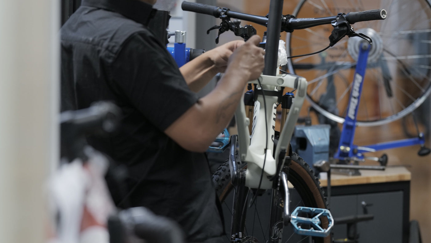 Cykelmekaniker monterar vit mountainbike, cykelreparation, service, verktyg