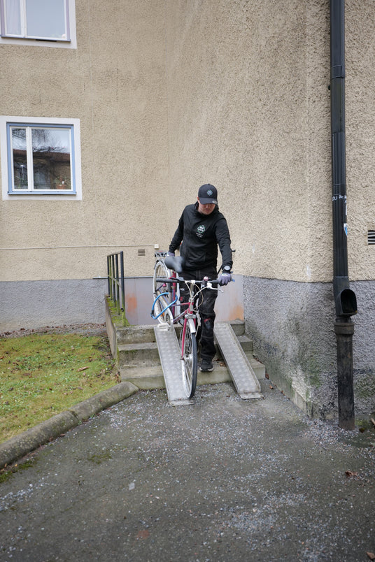 Cykelmekaniker utför rensning av cykelrum