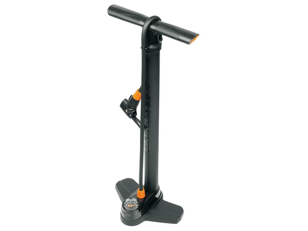 cykelpump med manometer och svart-orange detaljer, stående modell