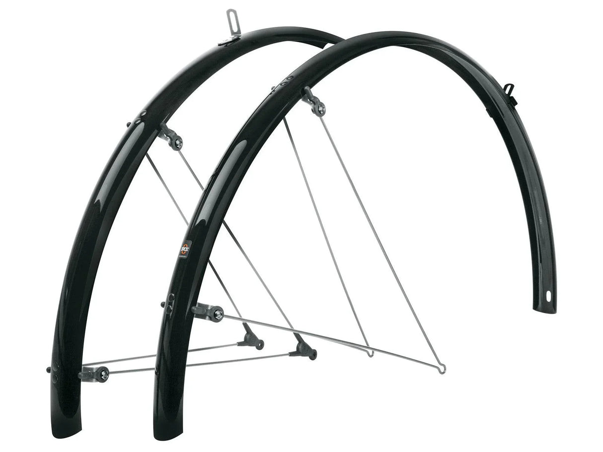 Svarta cykelskärmar med silverstöd, robust design för cykel, stänkskydd fram och bak.