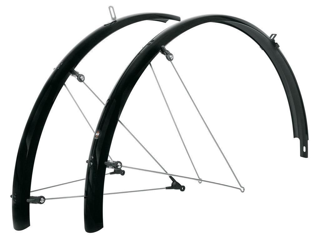 Svart cykelskyddsskärmset med stålstag och monteringsdetaljer, robust design