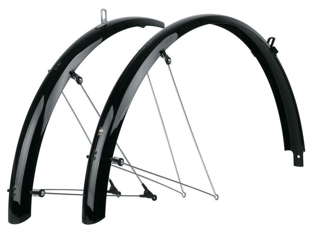 Svarta cykelskärmar i plast med metallstag, perfekt för regnskydd och cykeltillbehör.