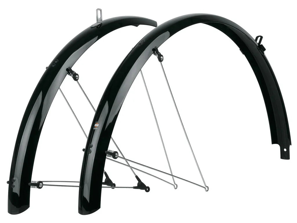 Svarta cykelskärmar i plast med metallstag, perfekt för regnskydd och cykeltillbehör.