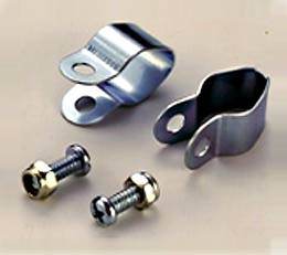 Metallklammer och två skruvar för kabelmontering, elinstallation tillbehör