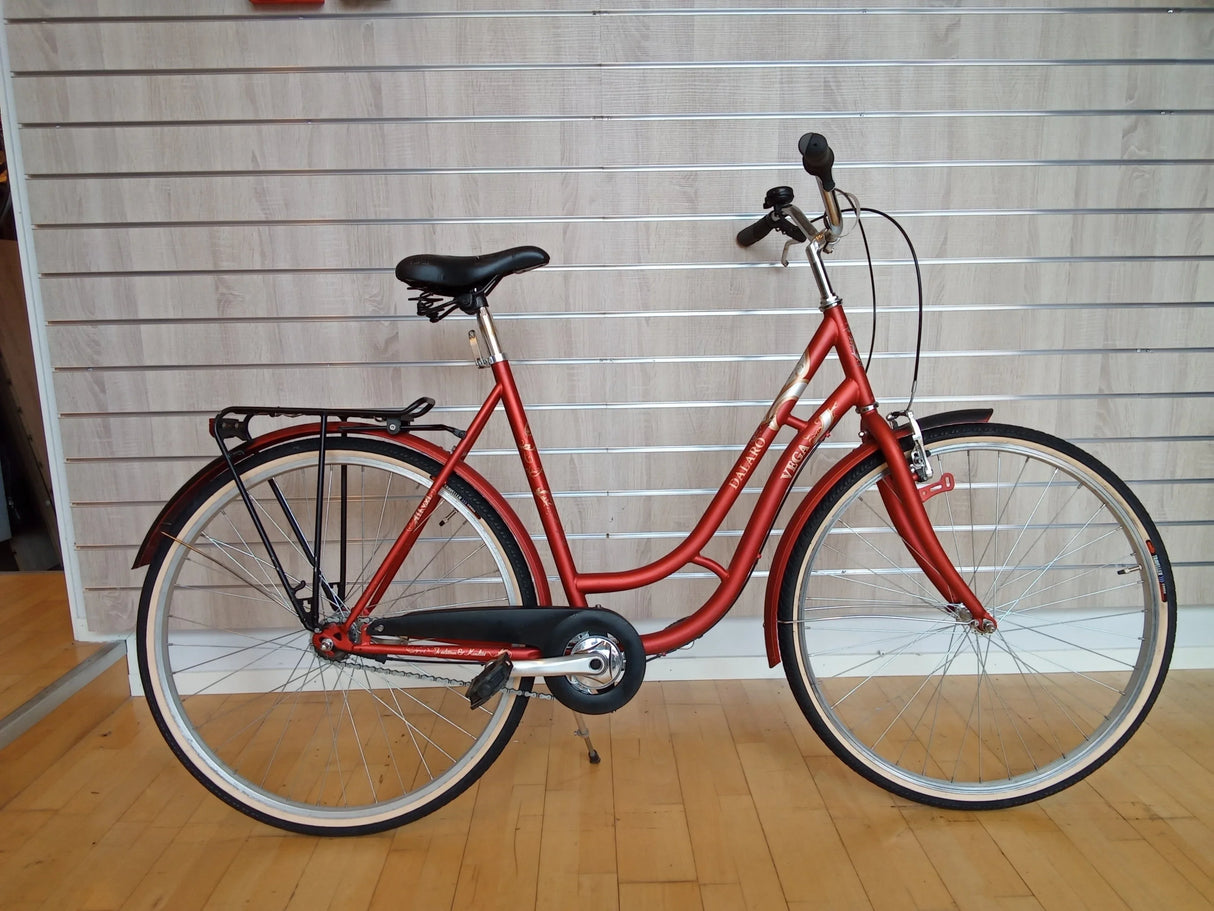 Röd vintage damcykel Dalakro Vega med svart sadel och kedjeskydd