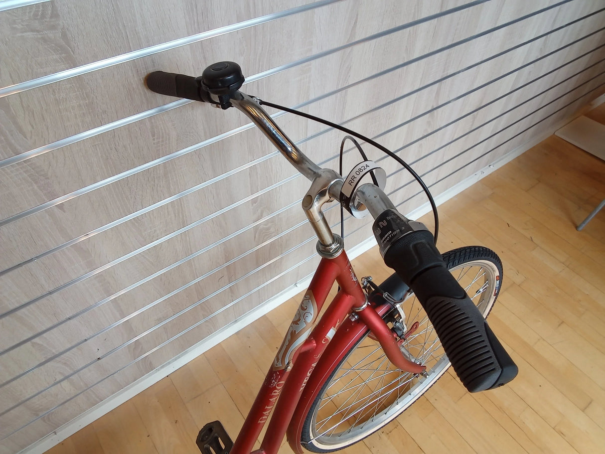 Röd citycykel med svart handtag, ringklocka och märkning RR 0824