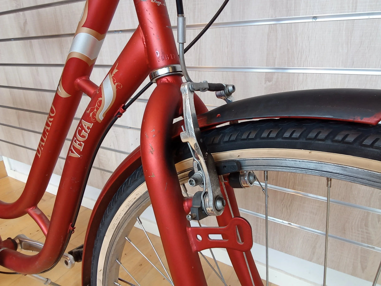 Röd Vega Damcykel med framhjulsfälg, broms och svart skärm