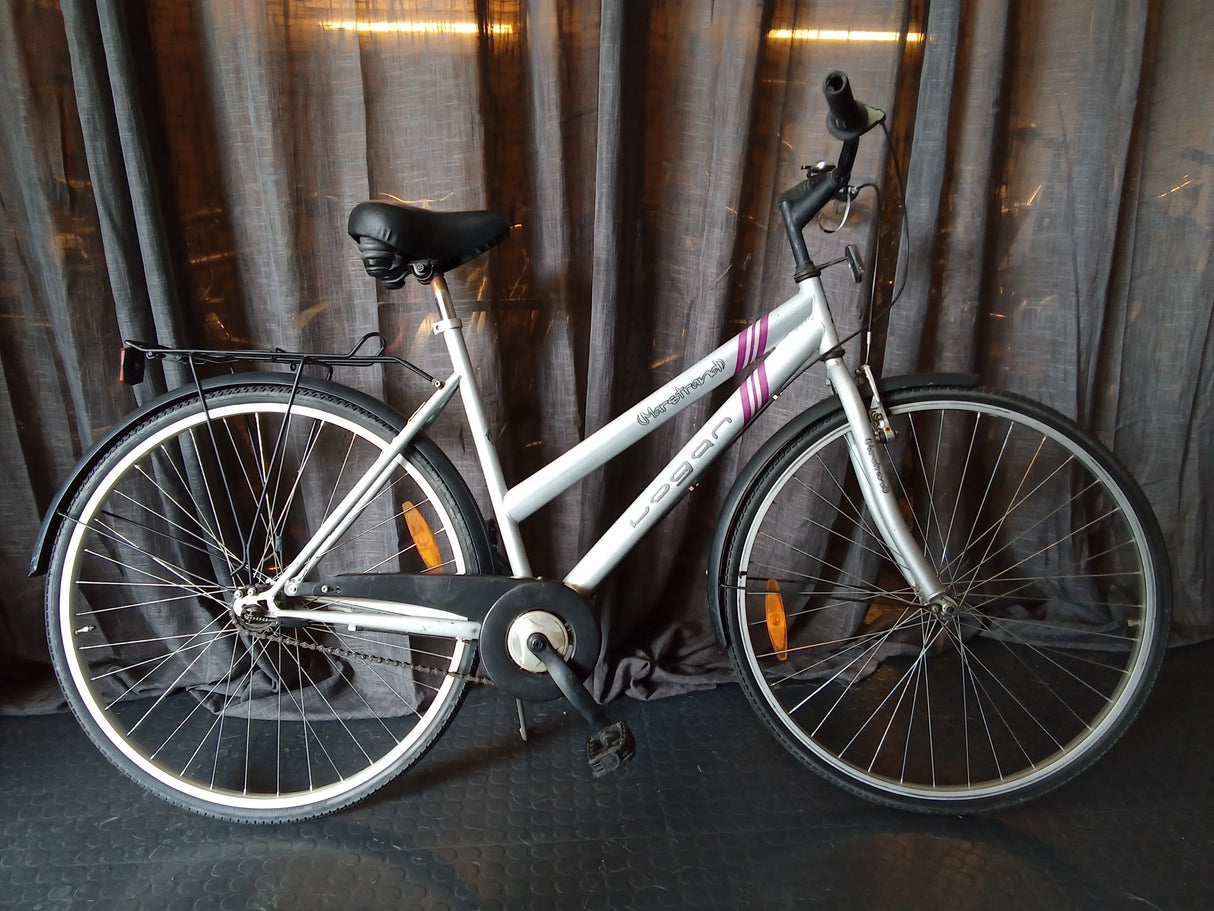 Vitt Logar damcykel med lila ränder, svart sadel och pakethållare