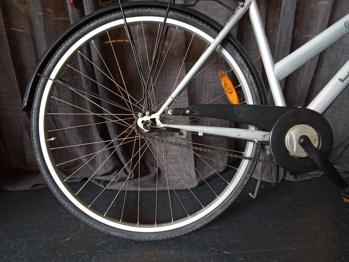 Bakhjul på grå cykel med kedja, svart skärmskydd och orange reflex
