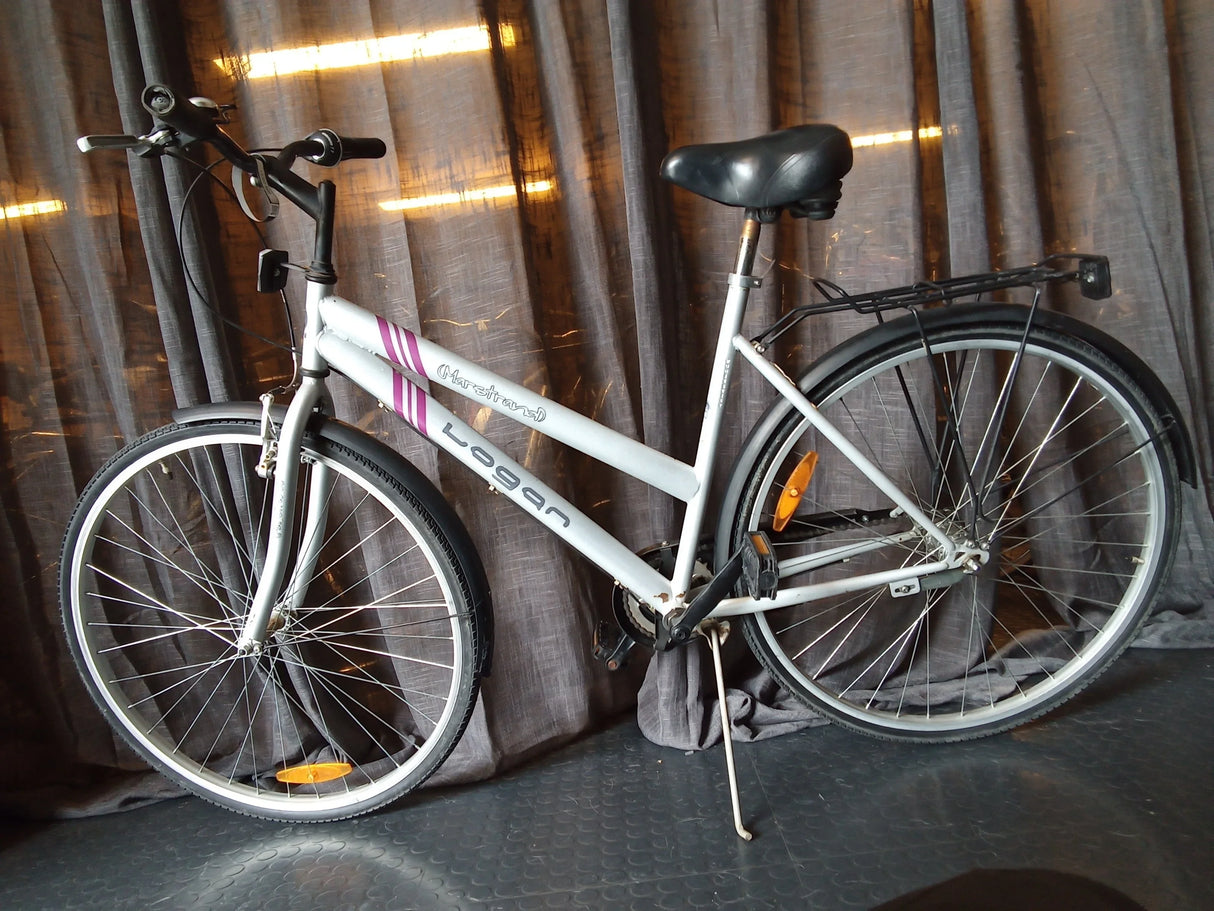 vit Logan herrcykel med svart sadel och orange reflexer på hjulen