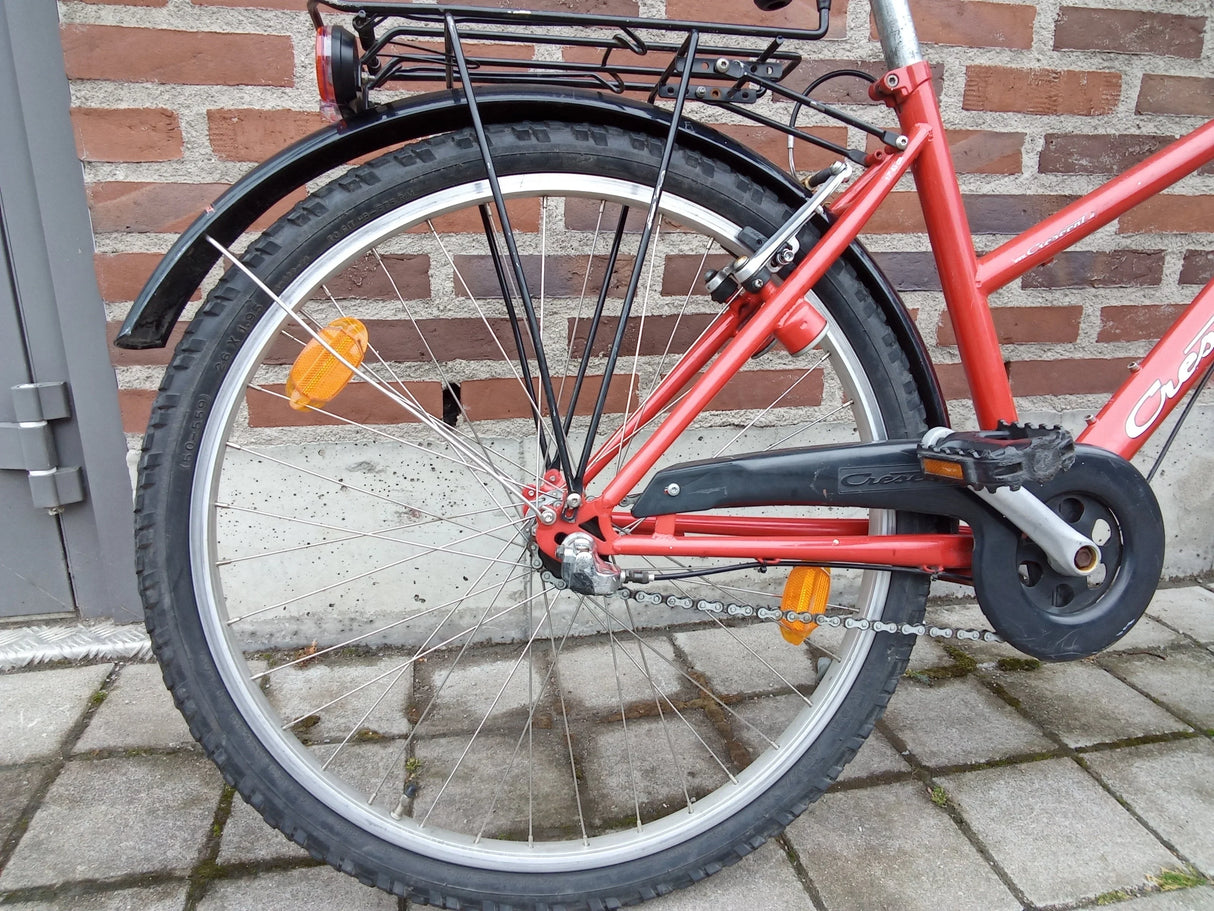 Röd Crescent cykel bakhjul med svart stänkskydd, orange reflexer och kedjeskydd