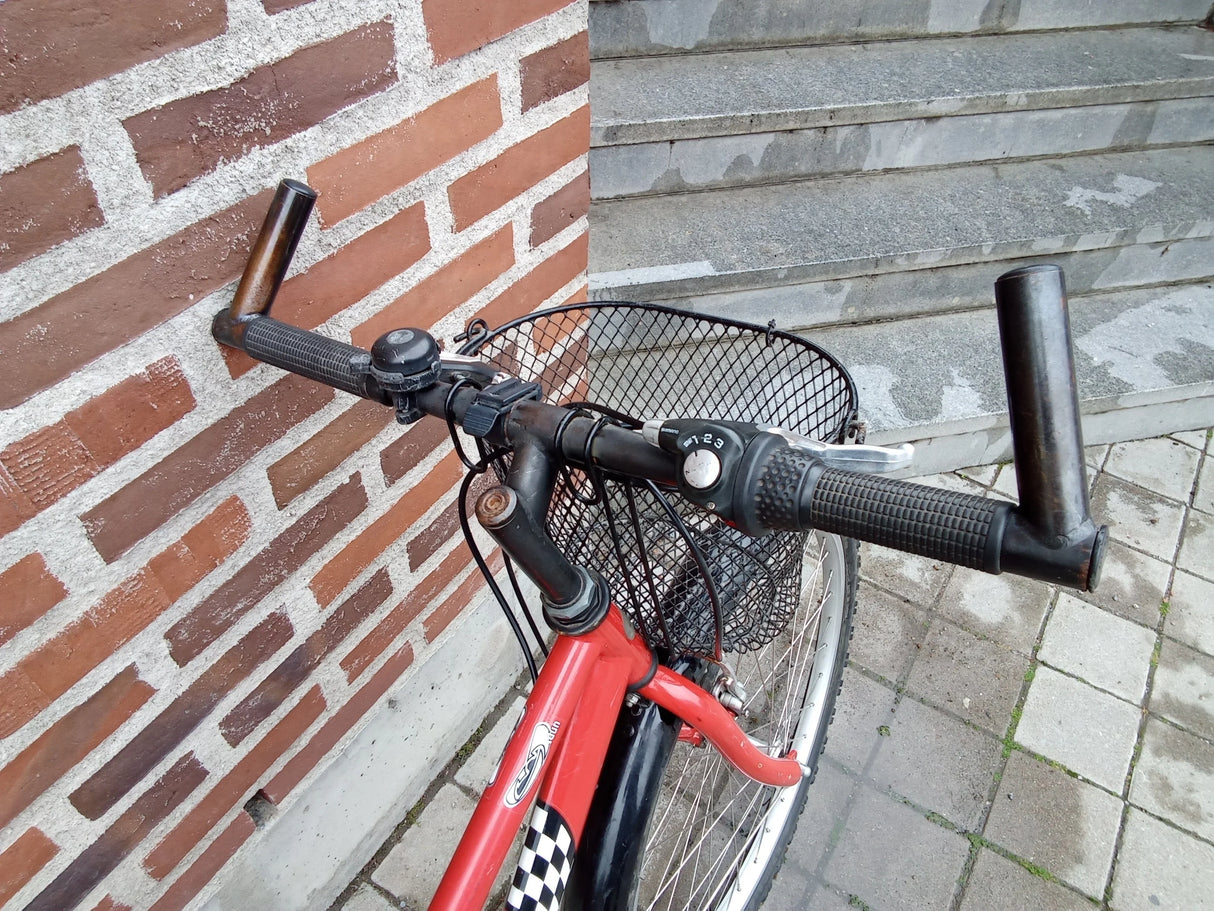 Röd cykel med unik styrextension, svart korg och växelreglage 1 2 3