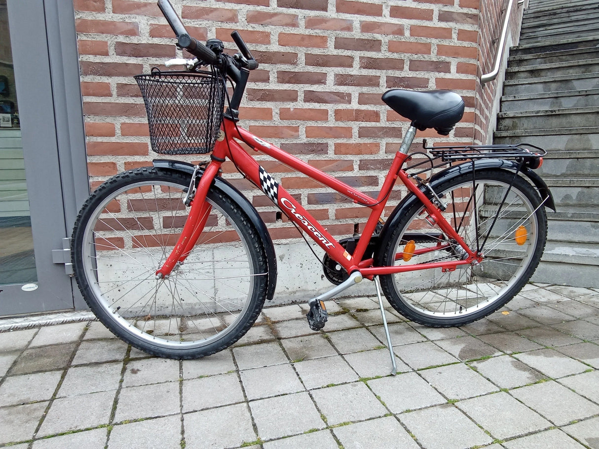 Röd Crescent barncykel med svart pakethållare, cykelkorg och stötdämpare