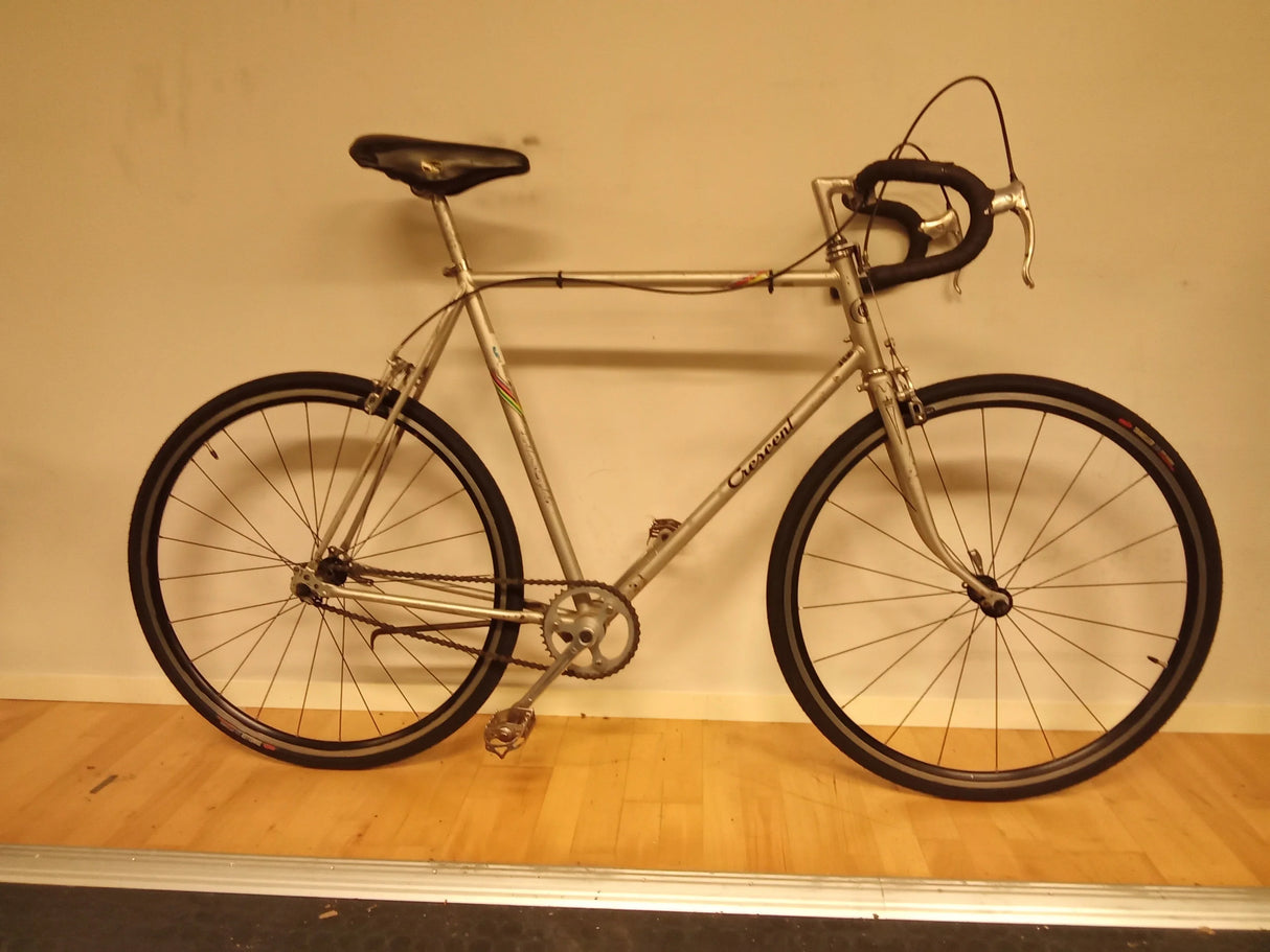 Retro Crescent racercykel med silverram, svart sadel och svart styre med racinghandtag