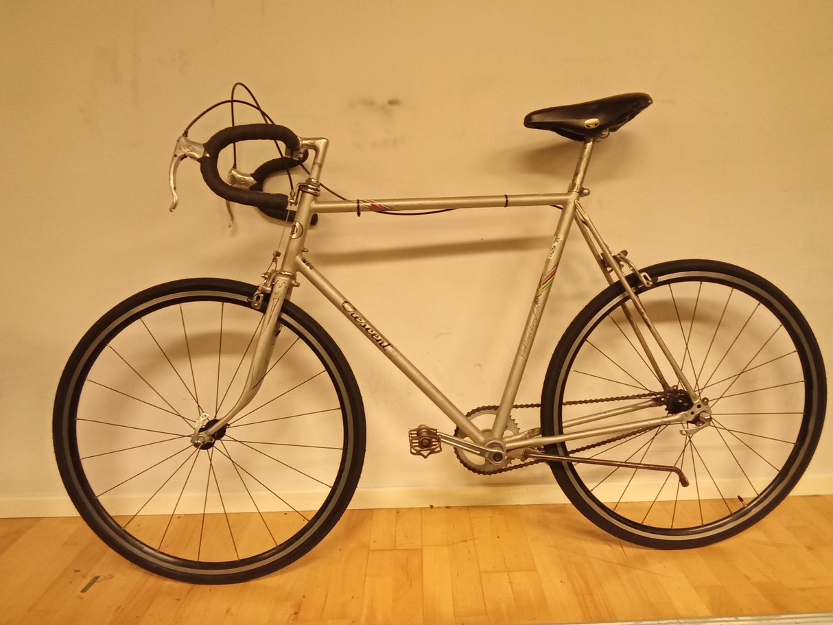 Vintage Crescent racercykel med silverram och svarta handtag och sadel
