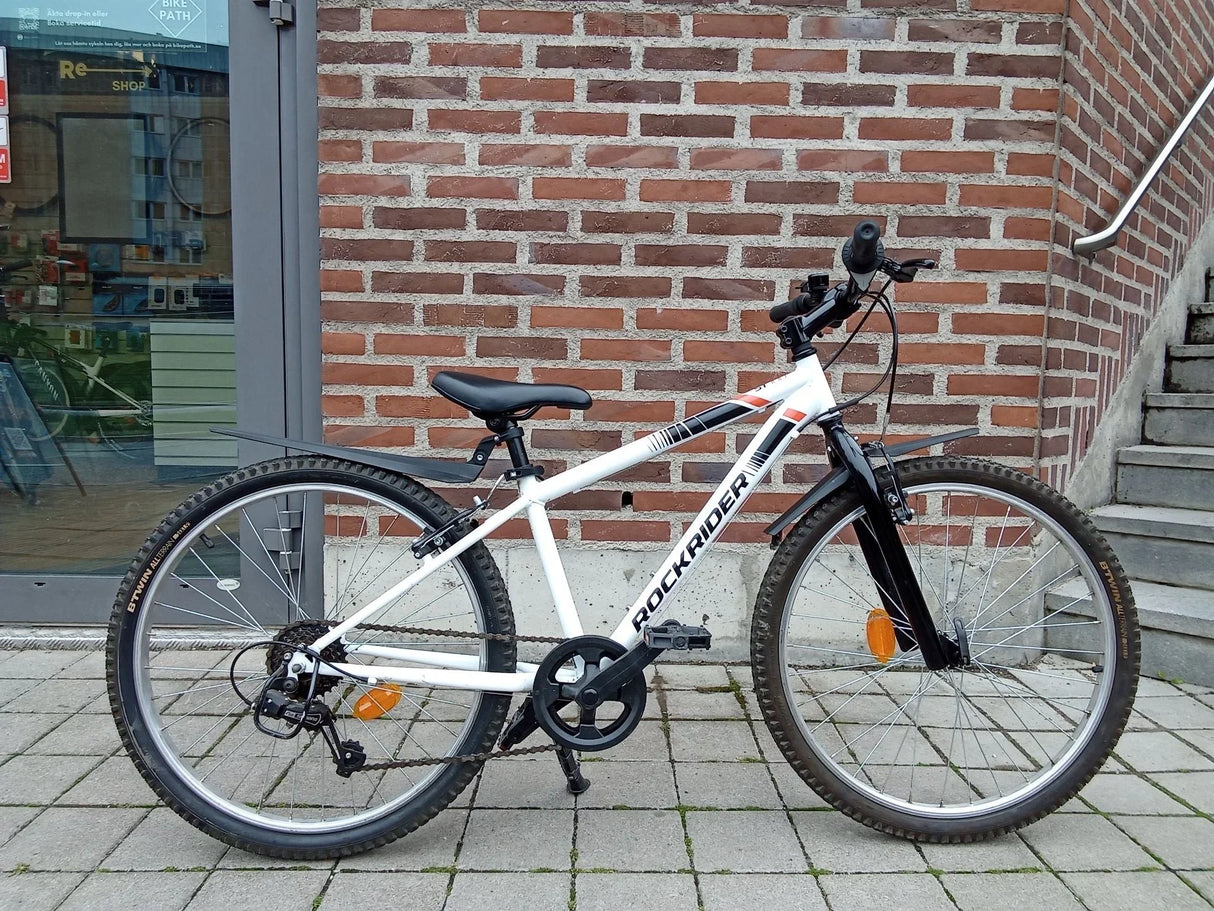 Vit och svart Rockrider mountainbike med breda däck och skärmar