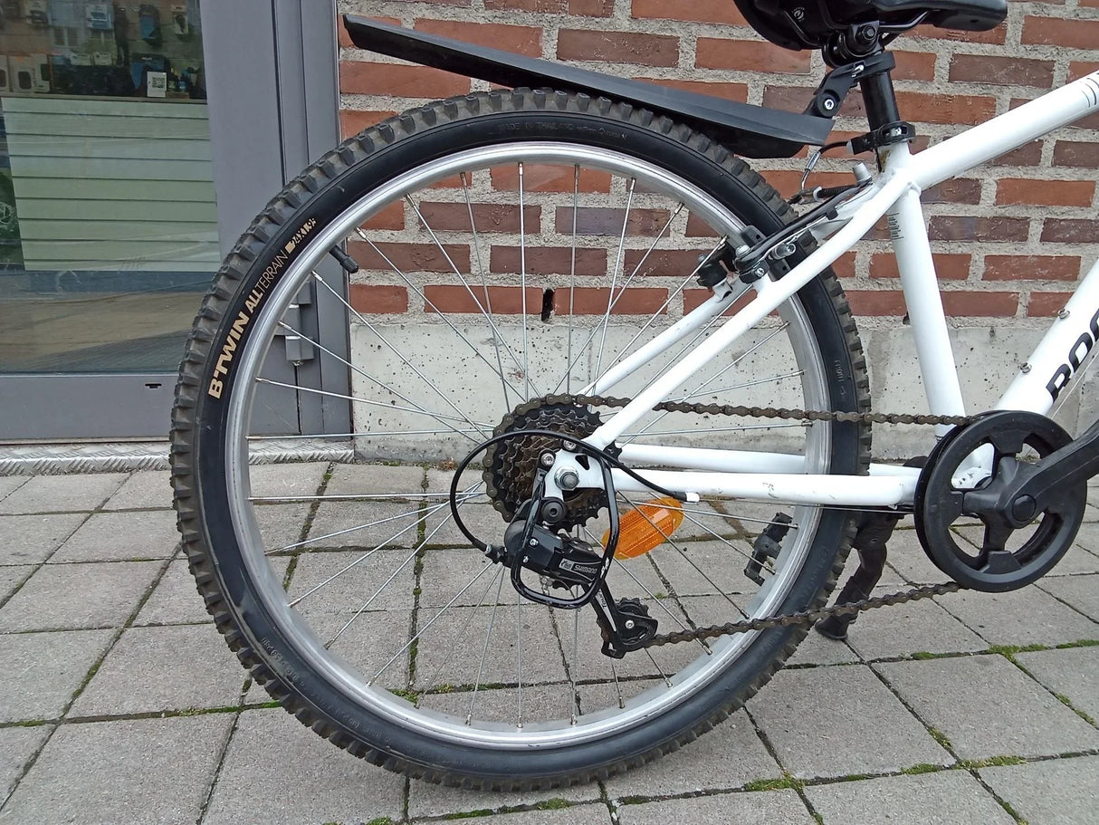 Bakre cykelhjul med grovt däck B'TWIN All Terrain och vit ram med Shimano växel