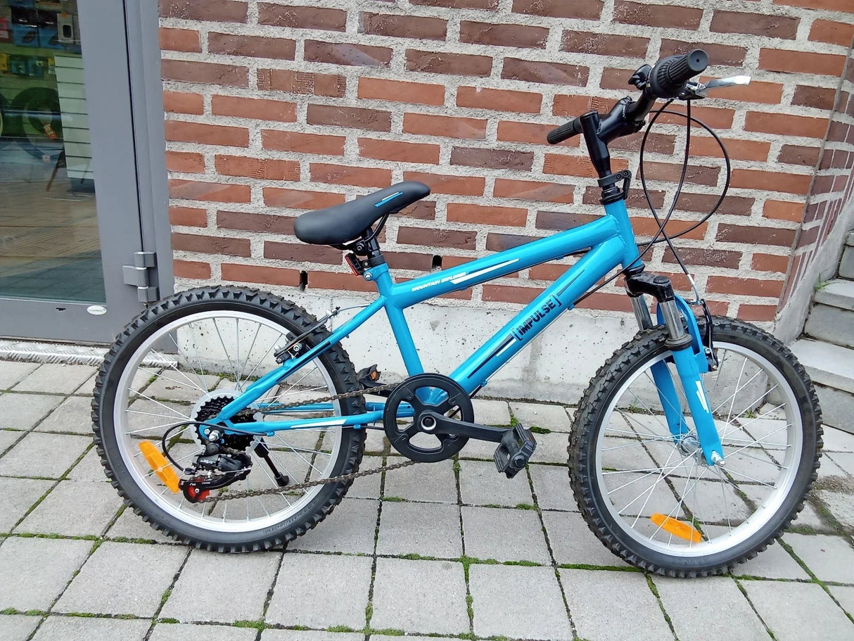 Blå Impulse mountainbike med grovmönstrade däck och växlar
