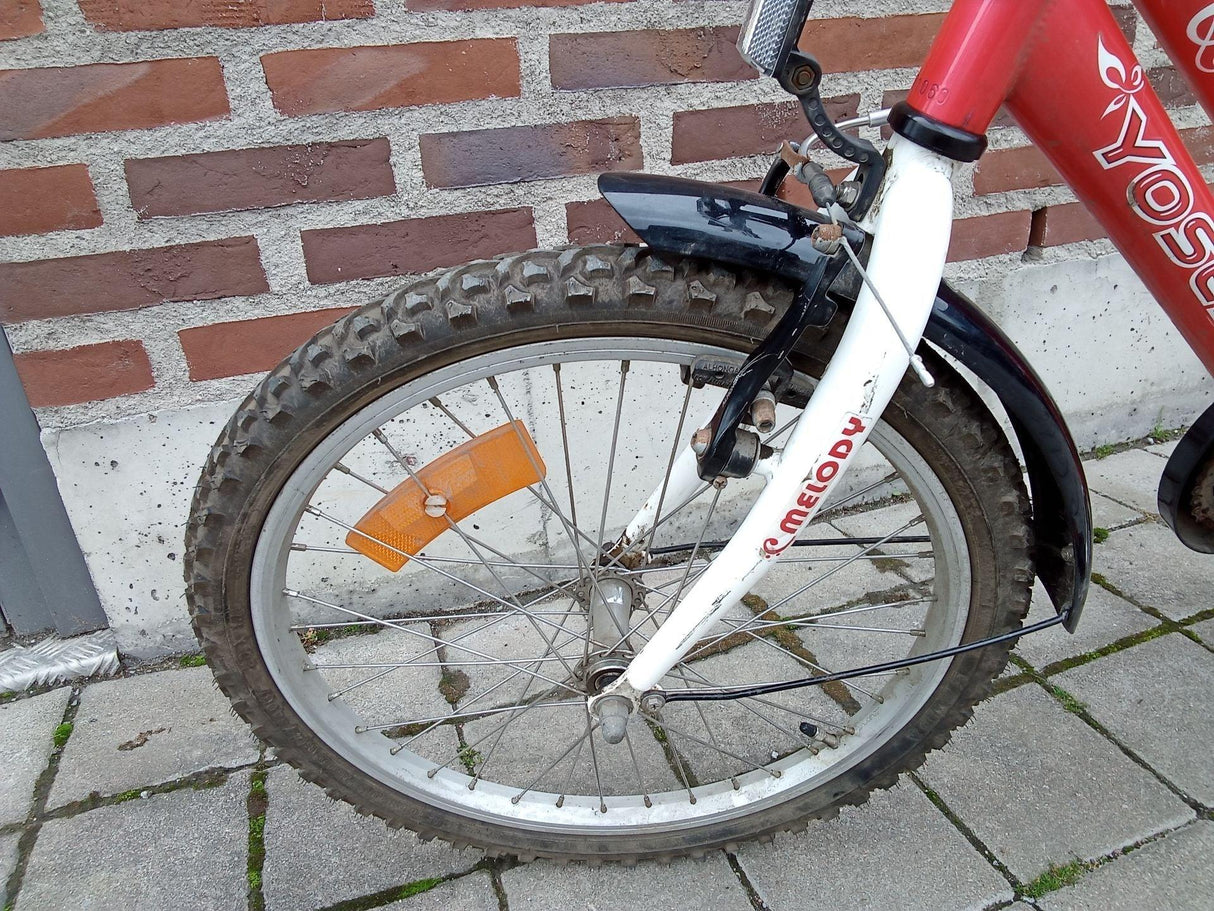 Barncykel framhjul med grovt däck, vit främre gaffel och svart skärm