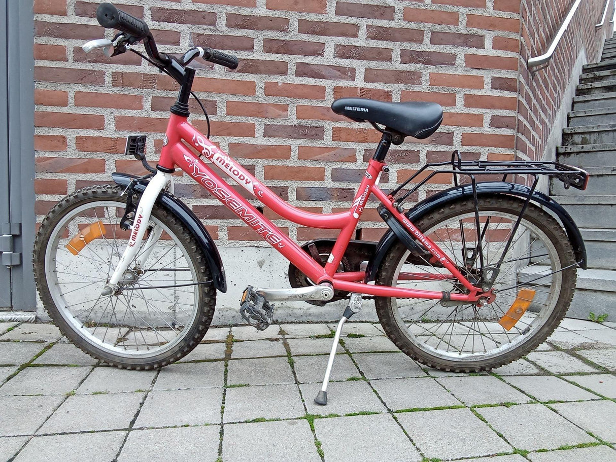 Rosa barncykel Yosemite Melody med stödhjul, skärmar och pakethållare