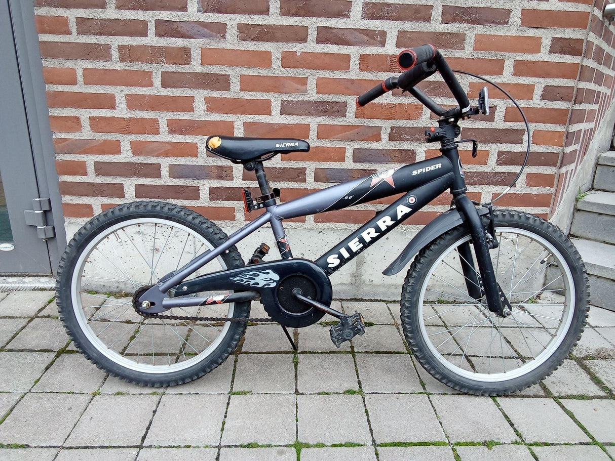 Barncykel Sierra Spider svart med tjocka däck och skärmar