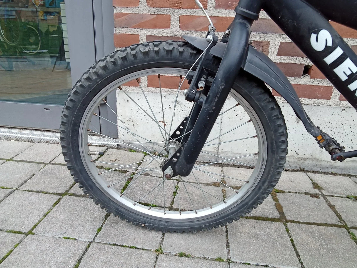 Svart framhjul med terrängdäck på mountainbike med svart framgaffel och skivbroms