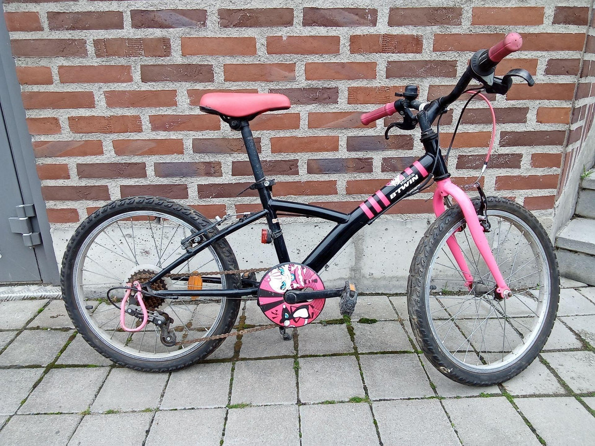 Barncykel B'TWIN Midligth svart och rosa med rosa sadel och handtag