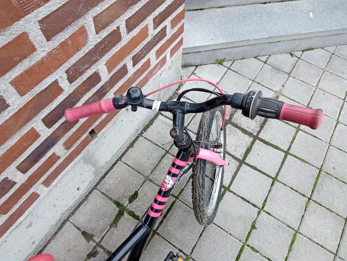 Barncykel med svart ram och rosa handtag och detaljer, inkl. växelreglage och ringklocka