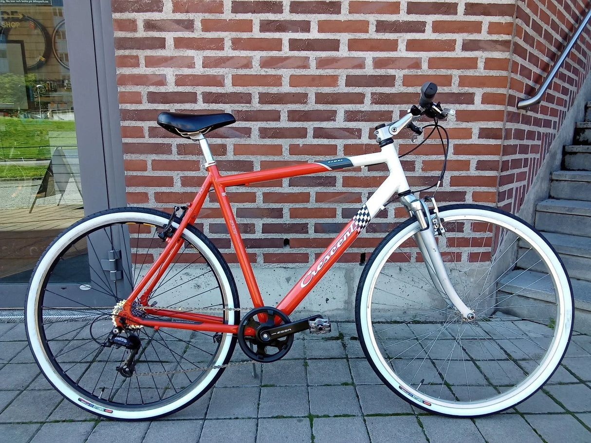 Röd och vit Crescent sportcykel med svart sadel och vita däck