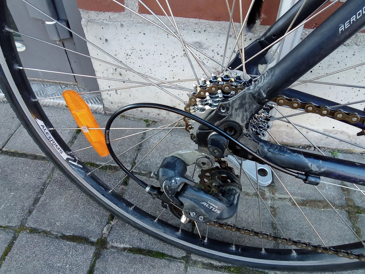 Bakre cykelhjul med Shimano Altus växeldämpare och ALEXRIMS fälg med orange reflex