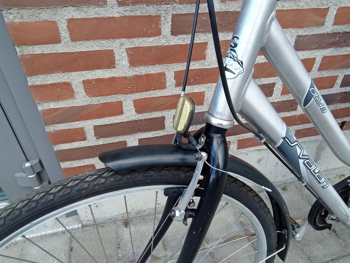 Framhjul på silver och svart cykel med reflex och svarta stänkskärmar