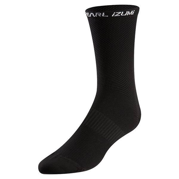 svart cykelstrumpa med texten Pearl Izumi i vitt, hög design och mesh-textur