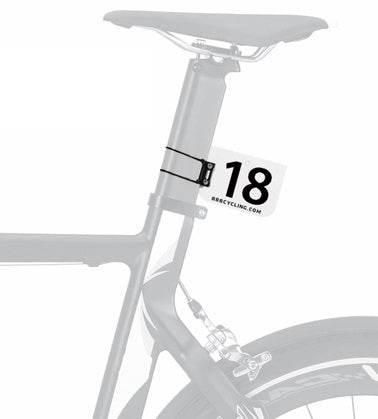 Cykel med nummerlapp 18 fäst vid sadelstolpen, svart och vit racingdesign